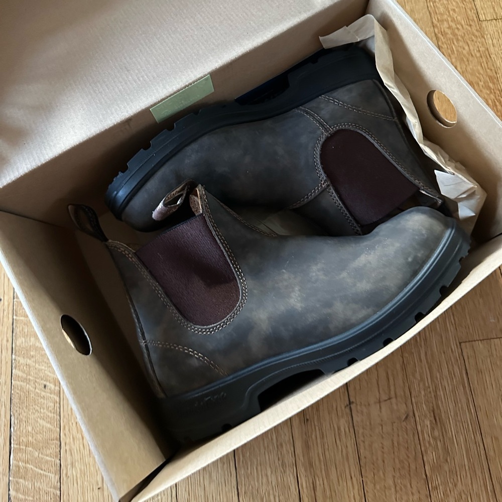 Rustic Brown Blundstones size 8.5 US